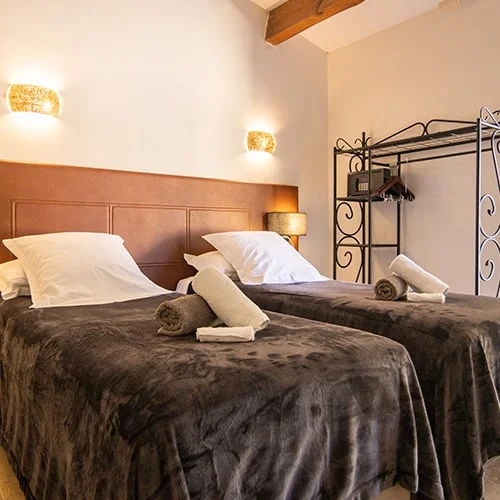 Découvrez la chambre supérieure triple au domaine de la Régalière à l'entrée des Cévennes